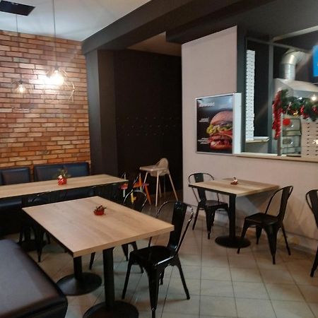 Pokoje Nad Pizzeria Познань Екстер'єр фото